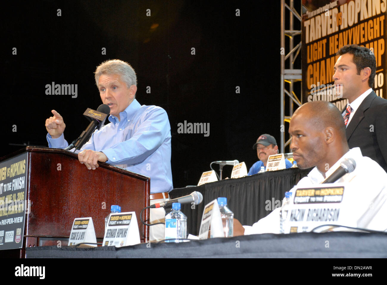 8. Juni 2006; Atlantic City, NJ, USA; Legendäre Konditionstrainer MACKIE SHILSTONE erklärt seine Strategie um Bernard Hopkins zum Sieg bei der abschließenden Pressekonferenz für die Bernard Hopkins gegen Antonio Tarver Kampf um die Meisterschaft im Halbschwergewicht statt im Borgata Hotel in Atlantic City, NJ zu führen. Shilstone arbeitet mit mehr als 3.000 Spitzensportlern Stockfoto