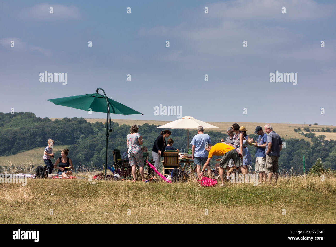 Menschen mit Picknick am Rodborough gemeinsam an einem heißen Sommertag, Gloucestershire, UK Stockfoto