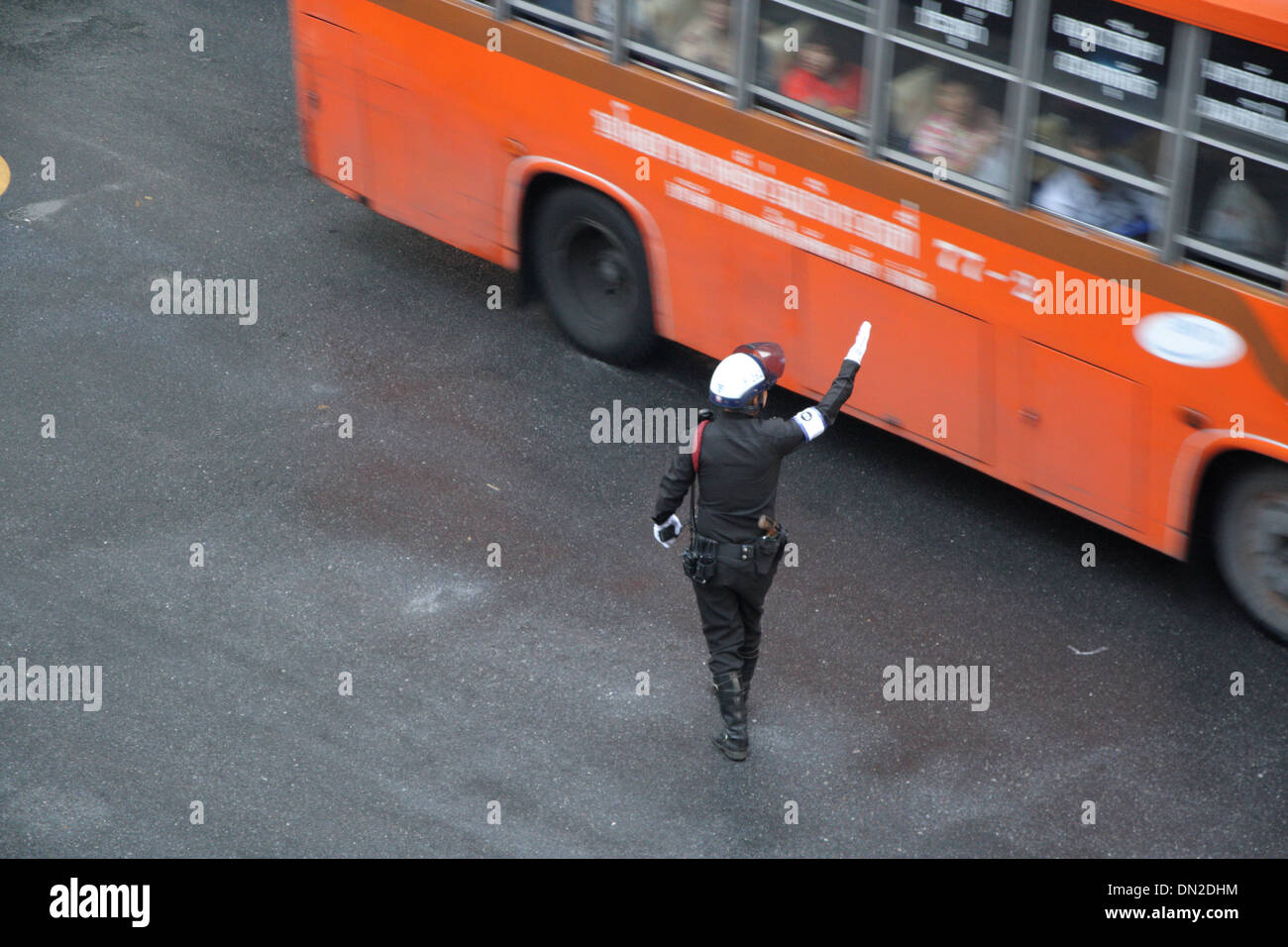 Thai Verkehrspolizist arbeiten auf Straße in Bangkok Stockfoto
