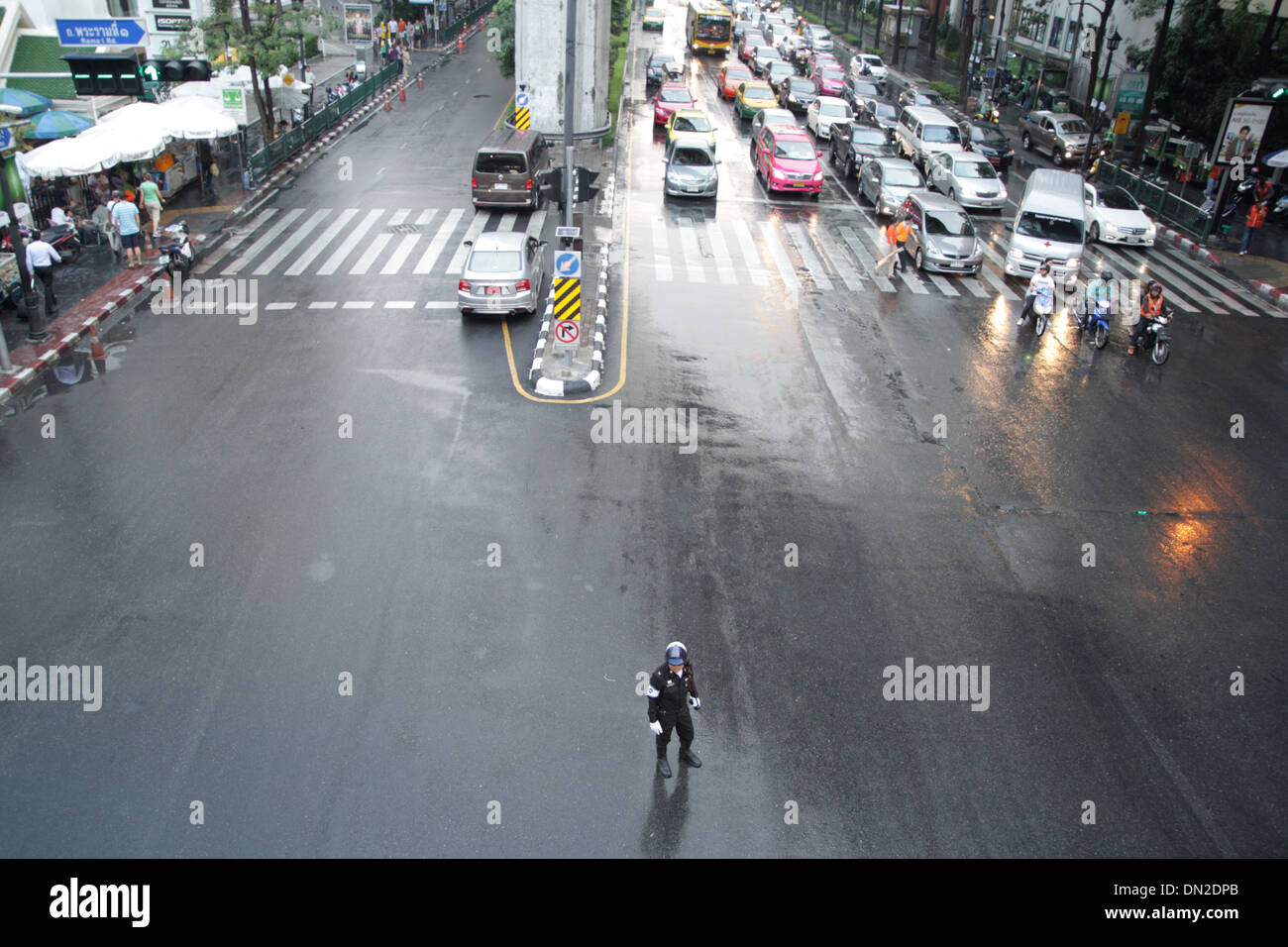 Thai Verkehrspolizist arbeiten auf Straße in Bangkok Stockfoto