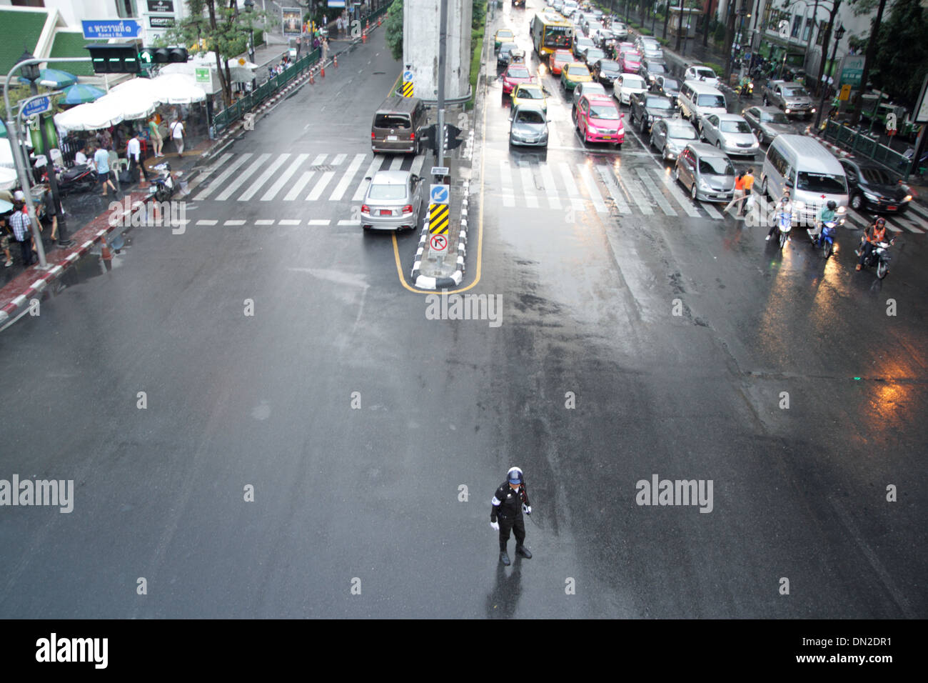 Thai Verkehrspolizist arbeiten auf Straße in Bangkok Stockfoto