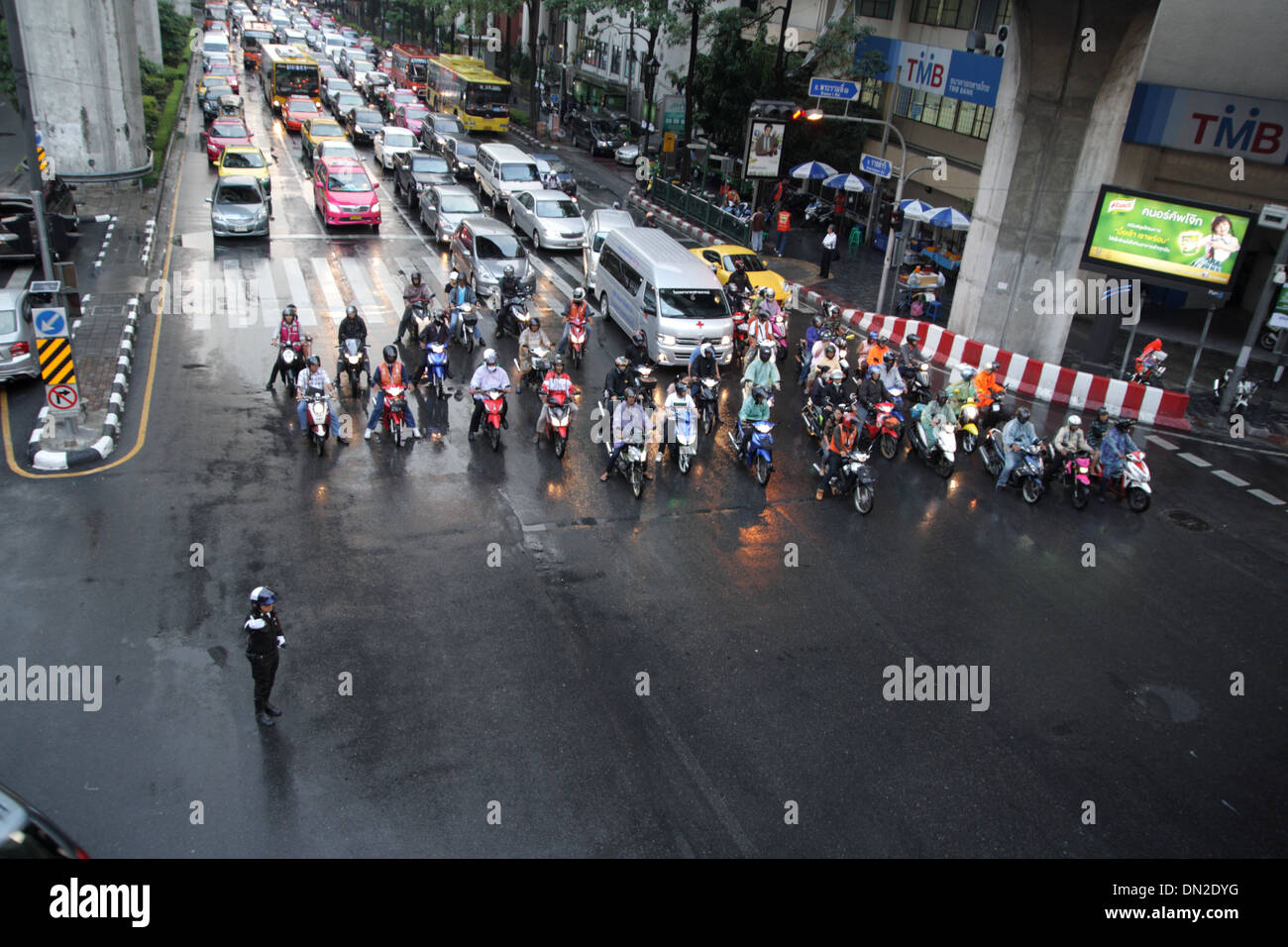 Thai Verkehrspolizist arbeiten auf Straße in Bangkok Stockfoto