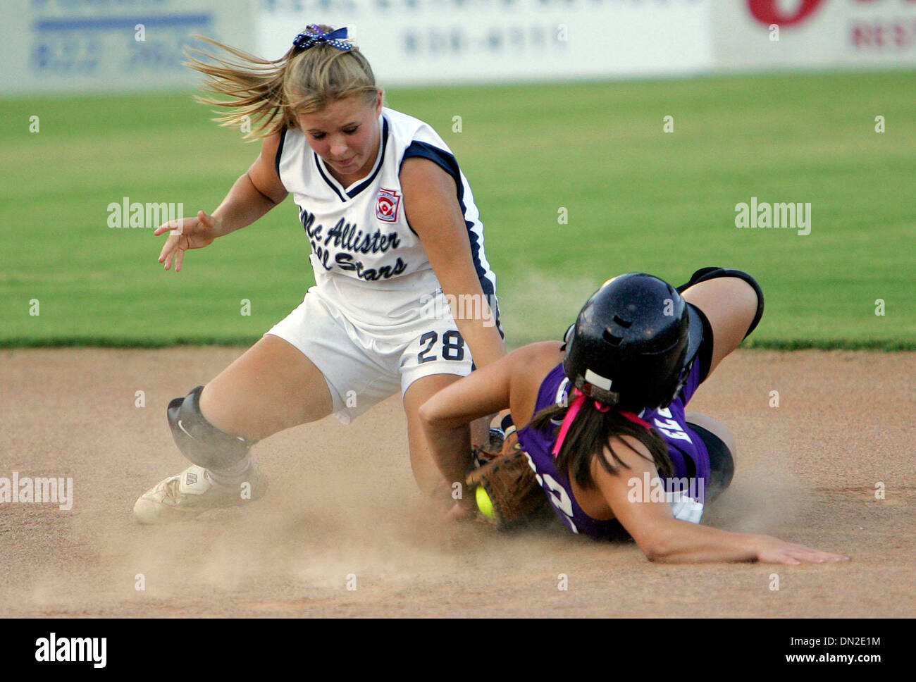 2. August 2006; San Antonio, TX, USA; McAllister Park Little League All-Stars Katie Castillon Stichwörter Elgin All Stars Sarah Johnson. Obligatorische Credit: Foto von Jerry Lara/San Antonio Express-News/ZUMA Press. (©) Copyright 2006 von San Antonio Express-News Stockfoto