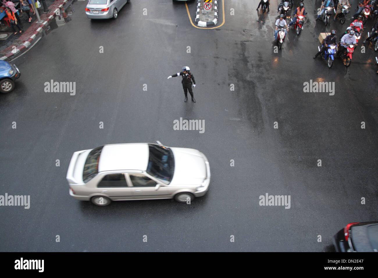 Thai Verkehrspolizist arbeiten auf Straße in Bangkok Stockfoto