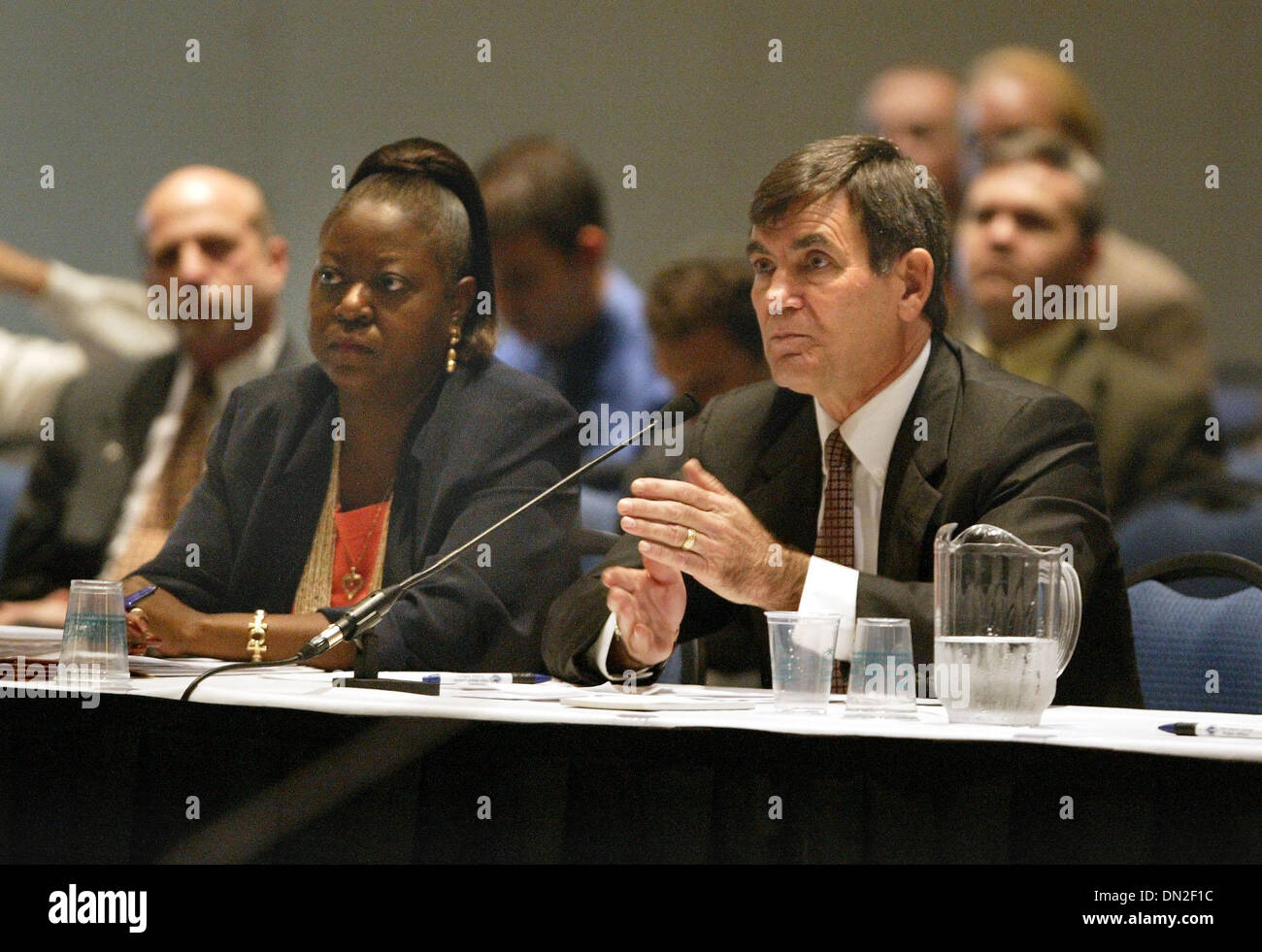 15. August 2006; West Palm Beach, FL, USA; Richard Houghten, Präsident von La Jolla, Kalifornien ansässige Torrey Pines Institute for Molecular Studies, spricht in einer gemeinsamen Sitzung des Board of County Commissioners und League of Cities. Er ist in Verhandlungen mit Palm Beach County bringen Torrey Pines Institute for Molecular Studies in Boca Raton. Obligatorische Credit: Foto von Taylor Jones/Pa Stockfoto