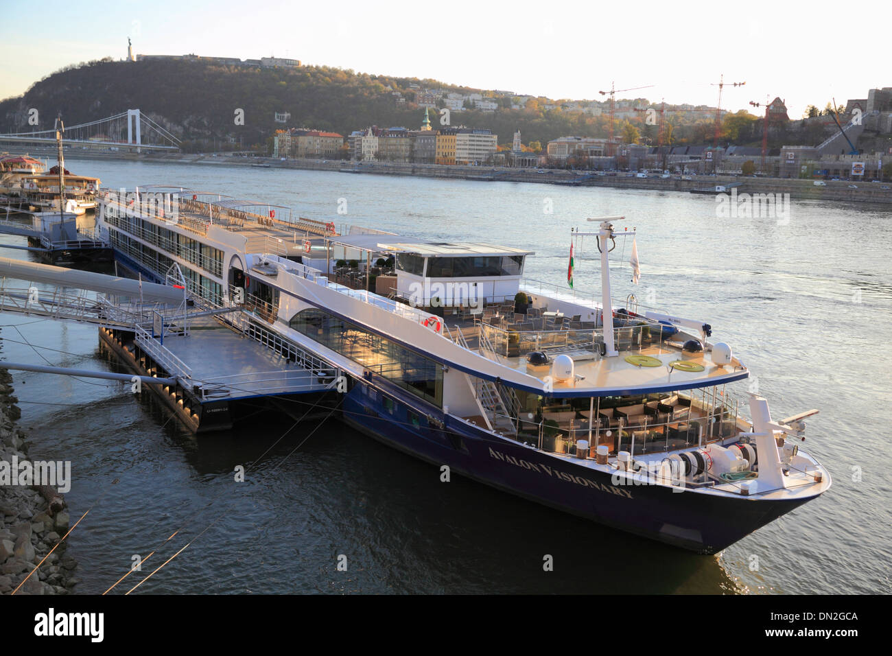 Eine Flusskreuzfahrt Schiff festgemacht an der Donau In Budapest Ungarn, Avalon Waterways genannt MS Avalon visionäre Stockfoto