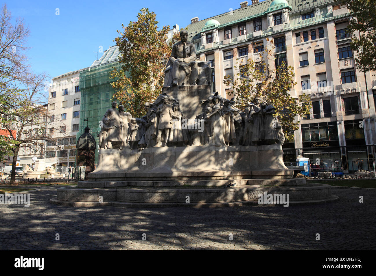 Die Statue des ungarischen Dichters Mihaly Vörösmarty im Park nach ihm benannt, In Budapest Ungarn Stockfoto