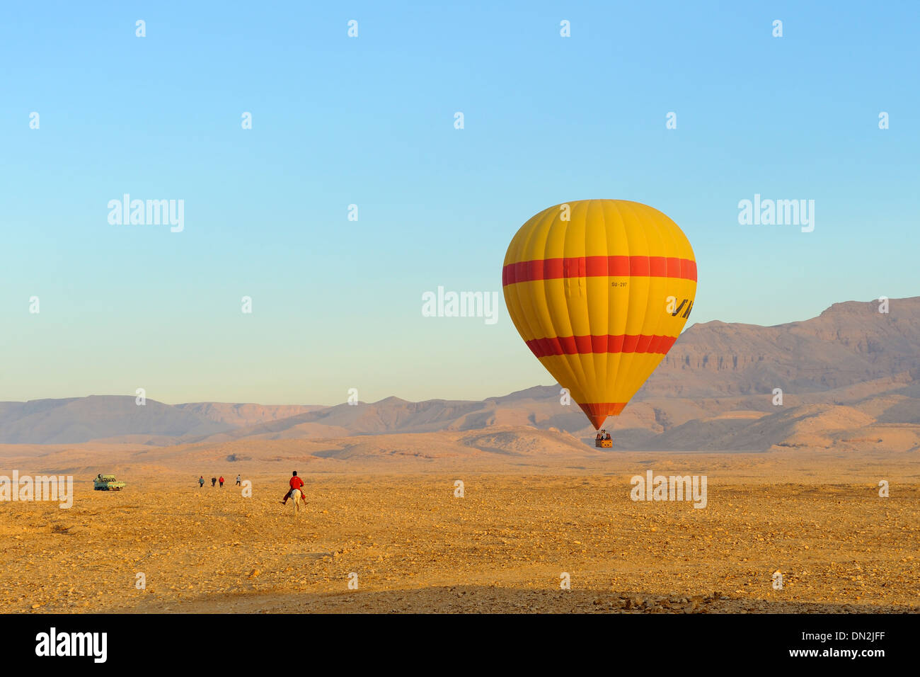 Einheimische Kinder eilen Ballon zu treffen, da es landet - Westbank von Luxor, Oberägypten Stockfoto
