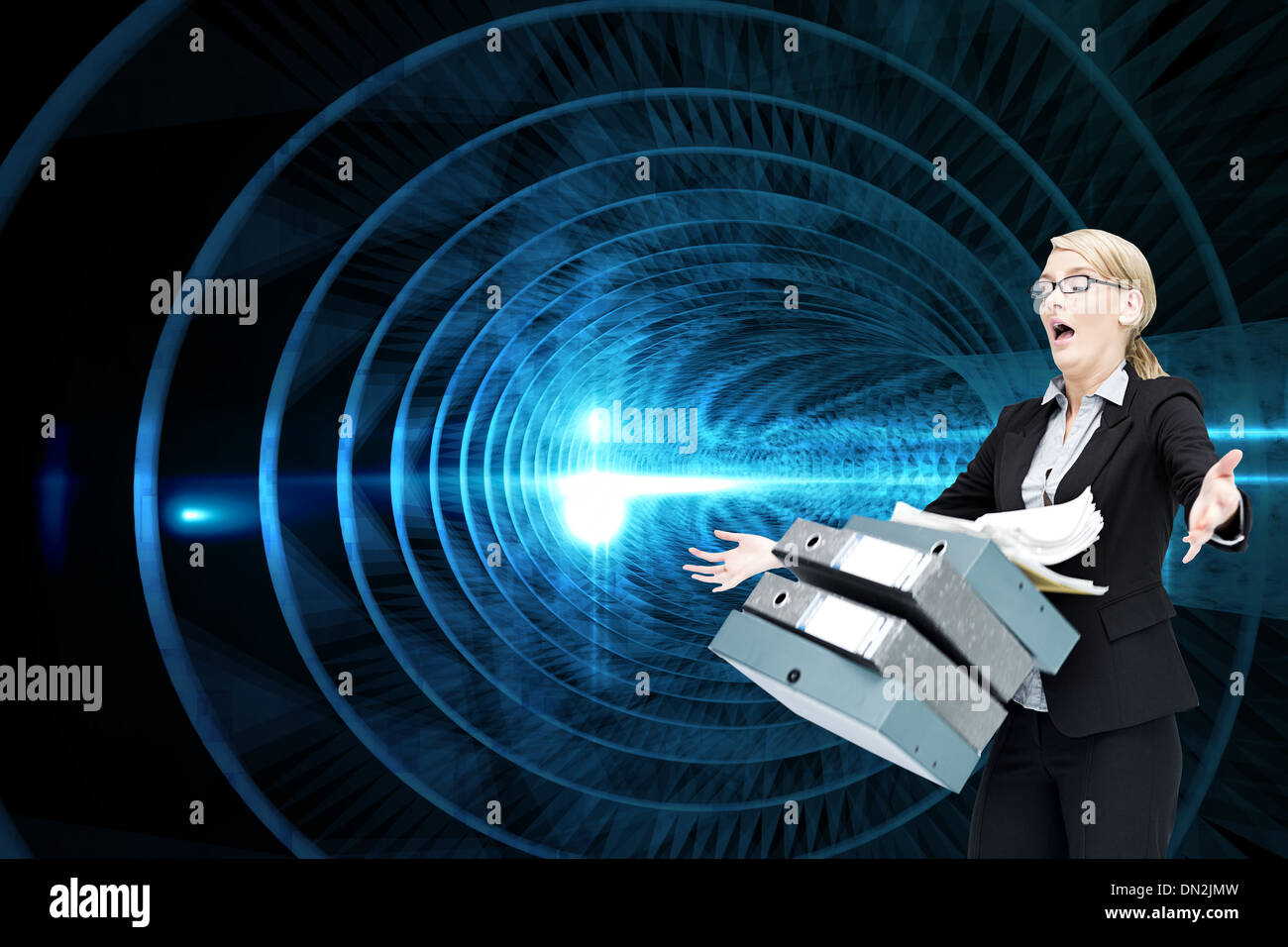 Zusammengesetztes Bild der Geschäftsfrau fallen viele Ordner Stockfoto