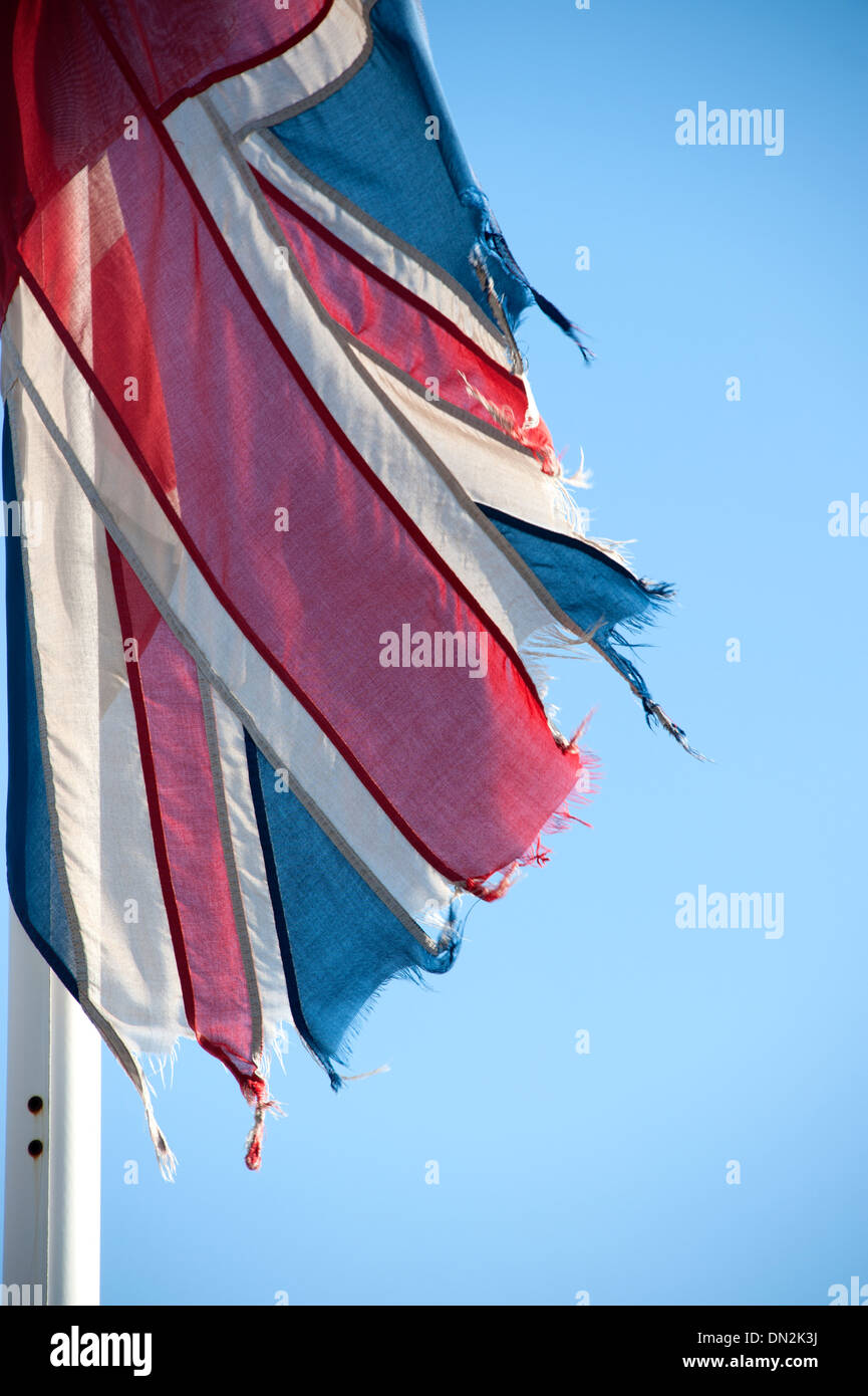 Zerrissene zerfetzten Union Jack Flagge England englische getragen Stockfoto