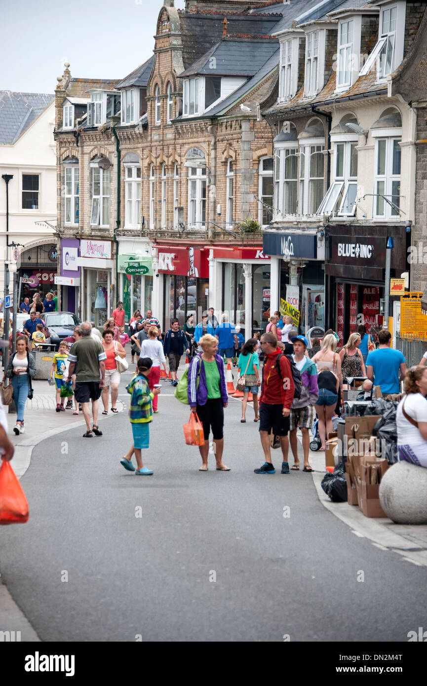 Sommer Straße Touristen Newquay Cornwall beschäftigt Stockfoto