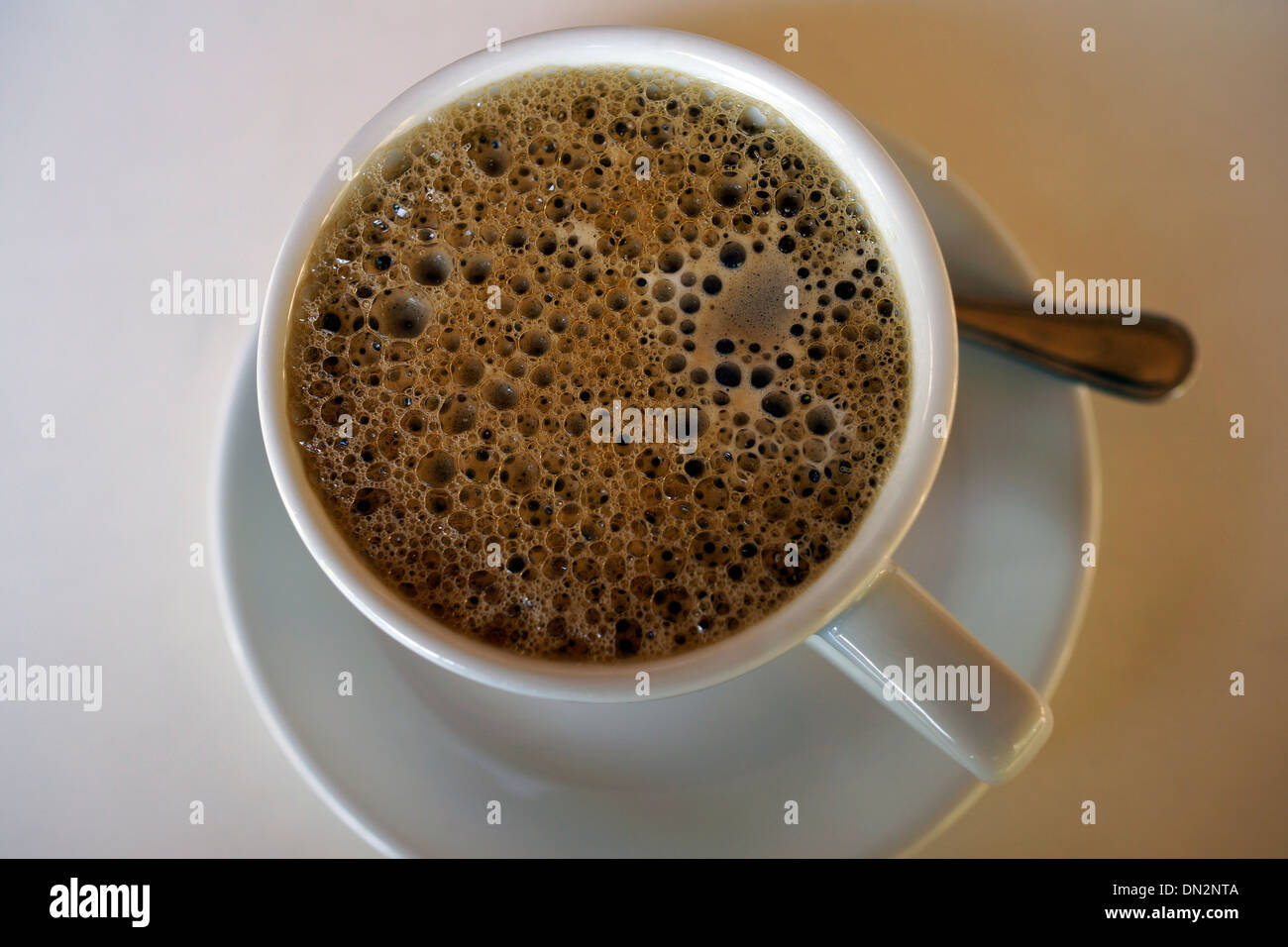 Frisch gegossen Tasse schwarzen Kaffee. Stockfoto