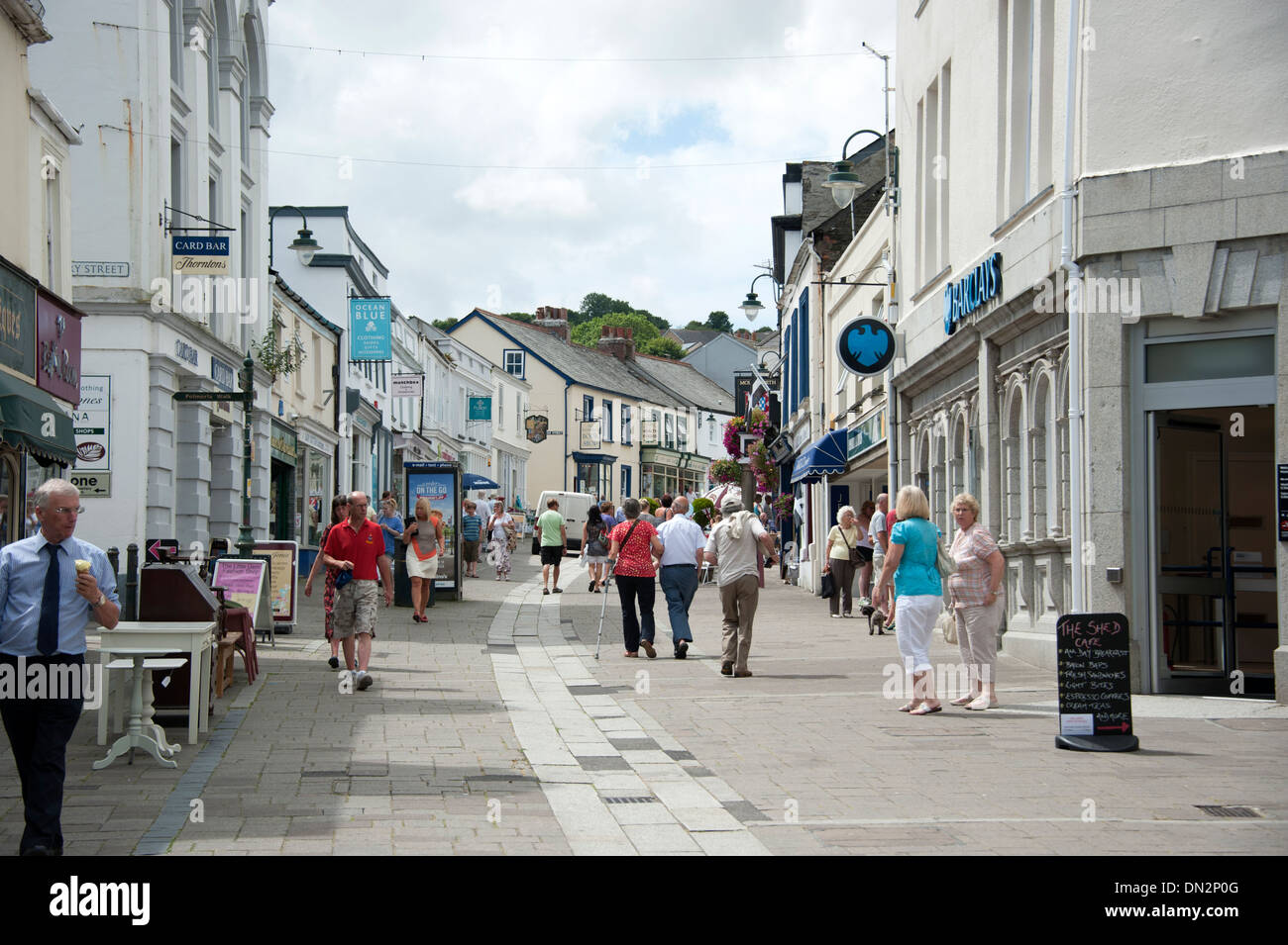 Sommer High Street Menschen Wadebridge Cornwall beschäftigt Stockfoto