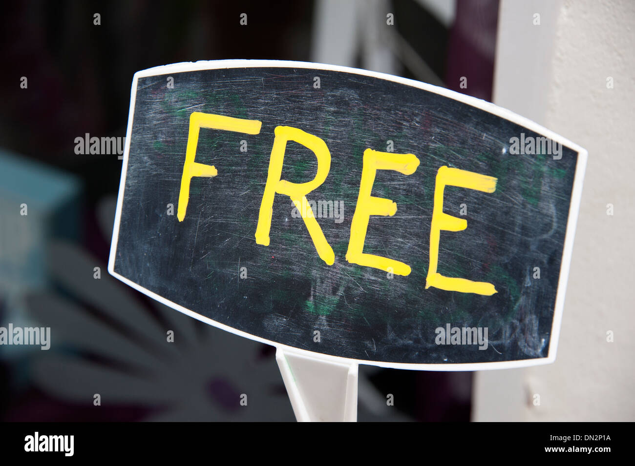 Kostenlose gelbe Wort Text auf schwarzem Hintergrund verschenken kostenlos Stockfoto