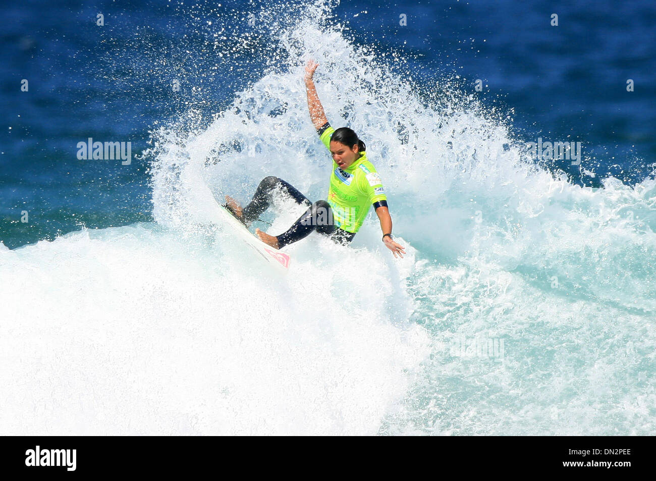 9. Oktober 2006; Manly, New South Wales, Australien; Surfen: ASP Women Welt # 12 zweiter MEGAN ABUBO (Haleiwa, Hawaii) Wärme Rückstand Samantha Cornish (Australien) bei den Havaianas Beachley Classic in Manly, Australien heute. Abubo Fortschritte direkt zu drei Runde, wo sie ASP Women übernimmt, die Welt # 8 Heather Clark (Südafrika). Die Havaianas Beachley Classic ist die sixt Stockfoto