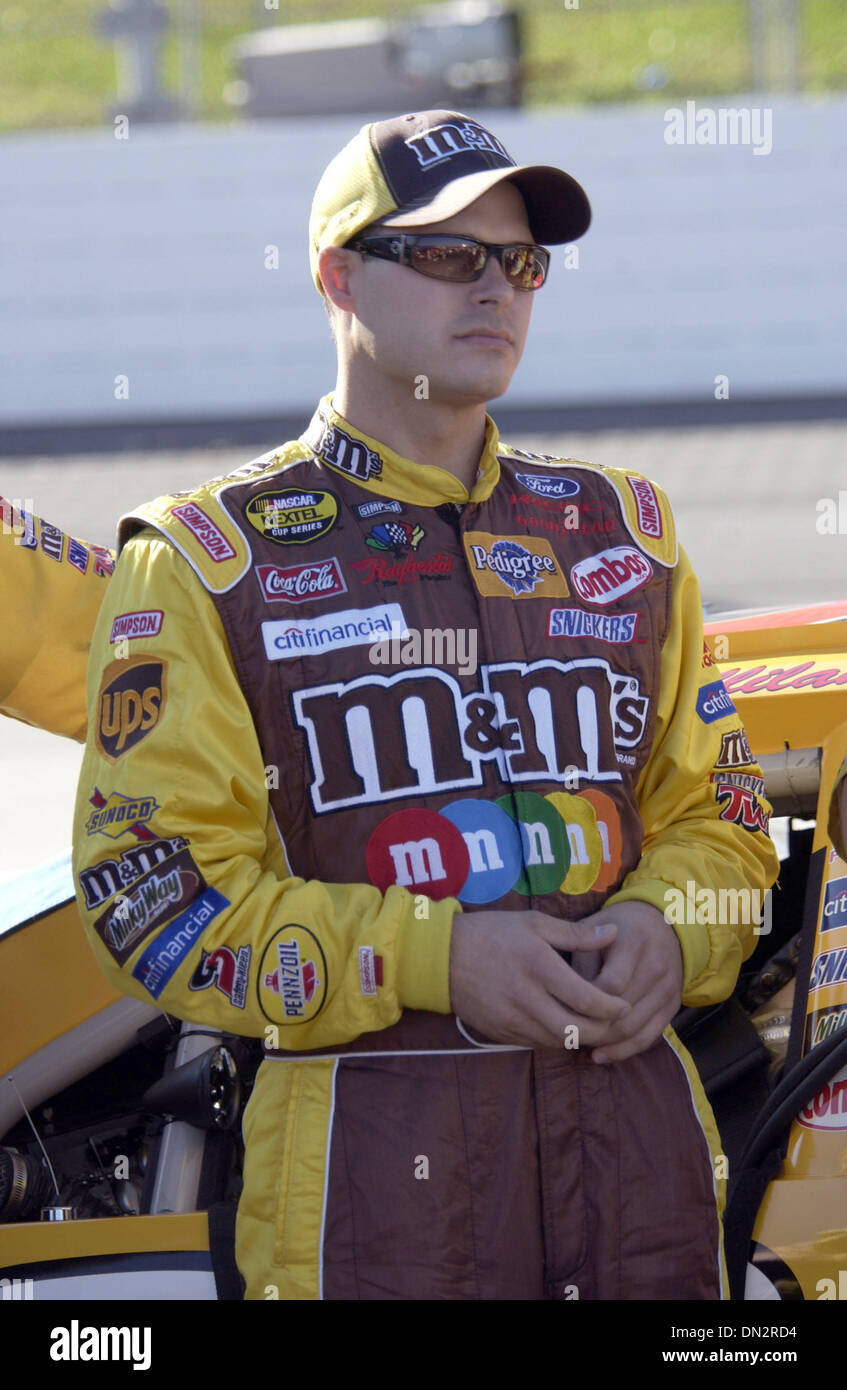 20. Oktober 2006; Martinsville, VA, USA; NASCAR Nextel Cup Fahrer DAVID GILLILAND qualifiziert sich für die U-Bahn-500 auf dem Martinsville Speedway befindet sich in Martinsville, VA am 20. Oktober. Obligatorische Credit: Foto von Jason Moore/ZUMA Press. (©) Copyright 2006 von Jason Moore Stockfoto