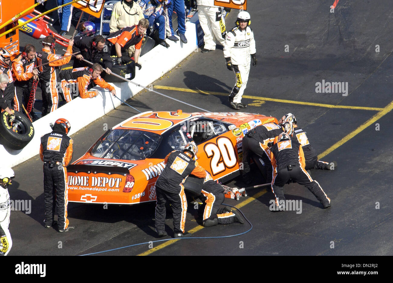 22. Oktober 2006; Martinsville, VA, USA; NASCAR Nextel Cup Fahrer TONY STEWART kommt für einen Boxenstopp bei der U-Bahn 500 in Martinsville Speedwayy. Obligatorische Credit: Foto von Jason Moore/ZUMA Press. (©) Copyright 2006 von Jason Moore Stockfoto