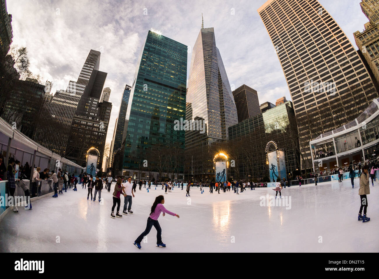 Die Eisbahn ist das Herzstück der Bank von Amerika Winter Dorf am Bryant Park Stockfoto