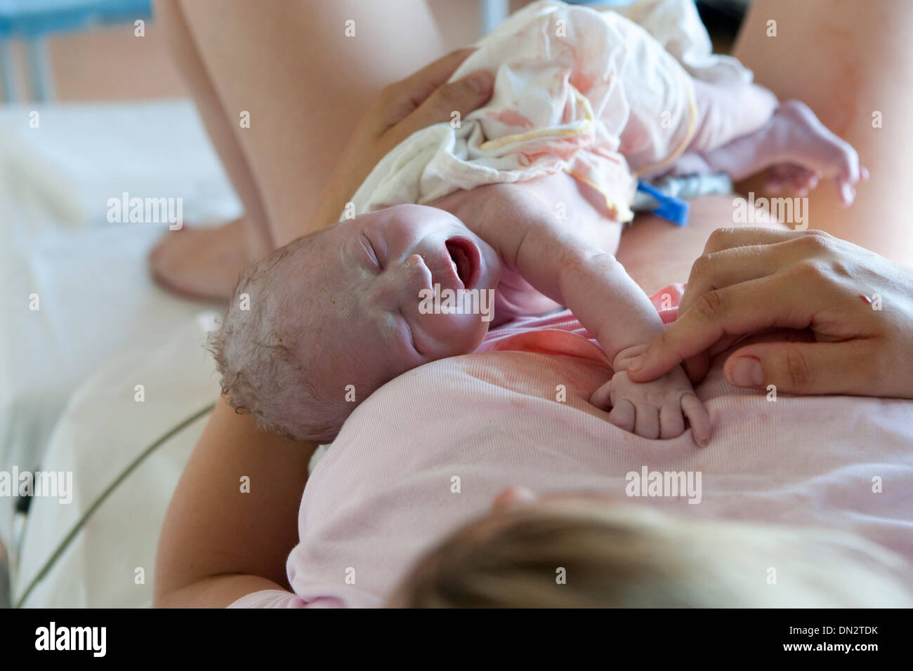 Neugeborenes Baby im Bauch der Mutter Stockfoto