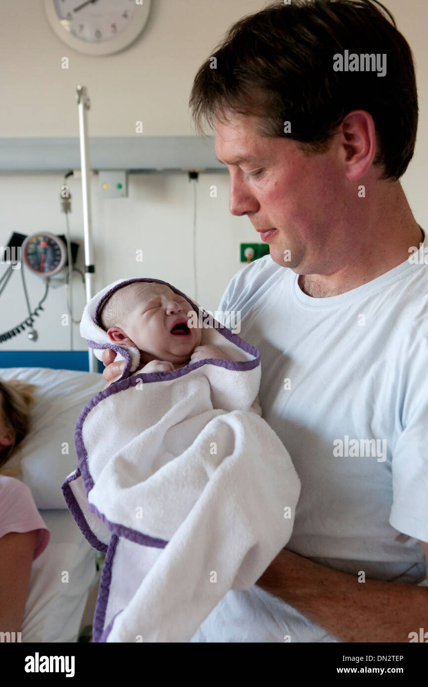 Vater mit Neugeborenen im Krankenhaus Stockfoto