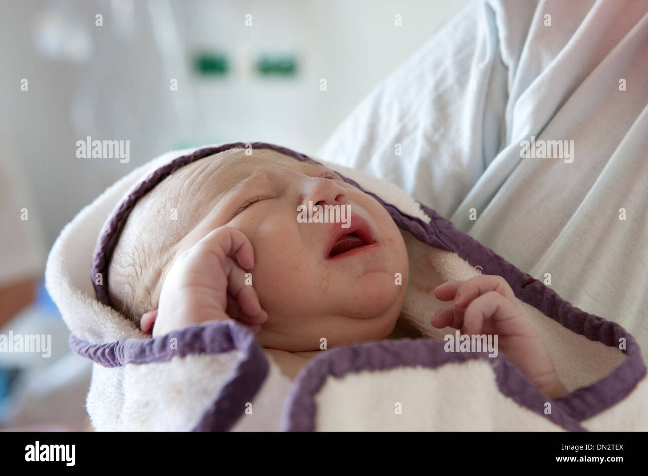 Neugeborenes Baby auf Mütter arm Stockfoto