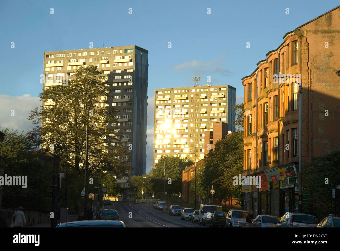 Garscube Straße viktorianischen Mietskasernen und high-Rise Wohnungen Glasgow Stockfoto
