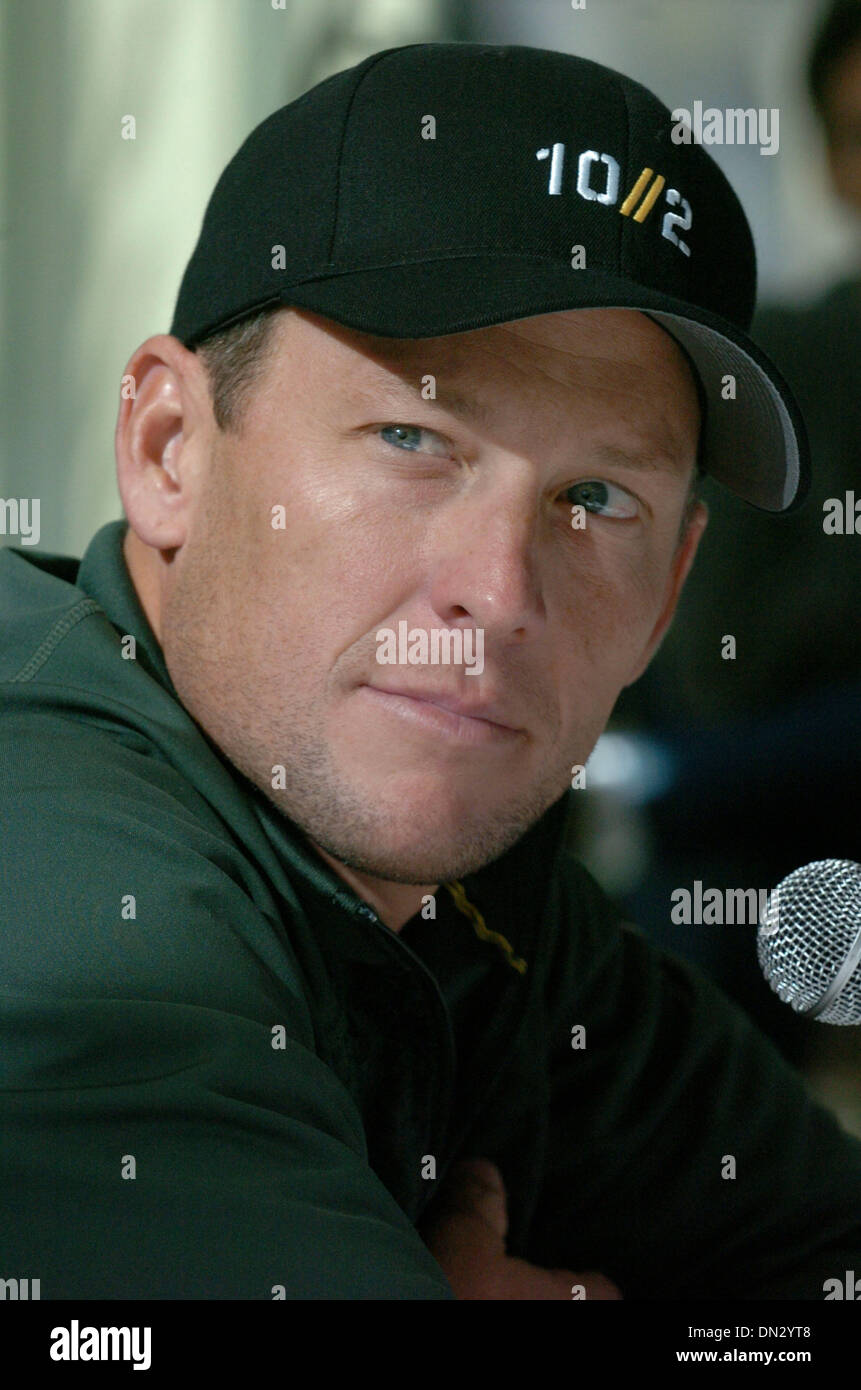 3. November 2006; MANHATTAN, NY, USA; LANCE ARMSTRONG, sieben Tour de France Sieger, Gastgeber eine Pressekonferenz um seine Teilnahme an der New York City Marathon 2006 zu besprechen. Armstrong sagt, er will den Marathon in unter drei Stunden zu laufen und wird umgeben von ehemaligen Marathon-Meister, die Alberto Salazar und Joan Benoit Samuelson sowie Olympic Hicham El Guerrouj in Champion Stockfoto