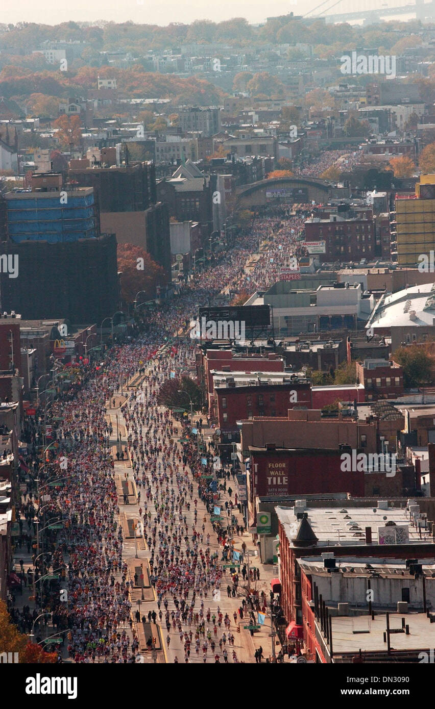 5. November 2006; Brooklyn, NY, USA; NY City Marathon 2006 gezeigt hier aus der Ecke der Atlantic Avenue und Ashland pl. in Brooklyn suchen West als Läufer auf 4th Ave. Die Verranzano Brücke ist im Hintergrund. Obligatorische Credit: Foto von Neil DeCrescenzo/ZUMA Press. (©) Copyright 2006 von Neil DeCrescenzo Stockfoto