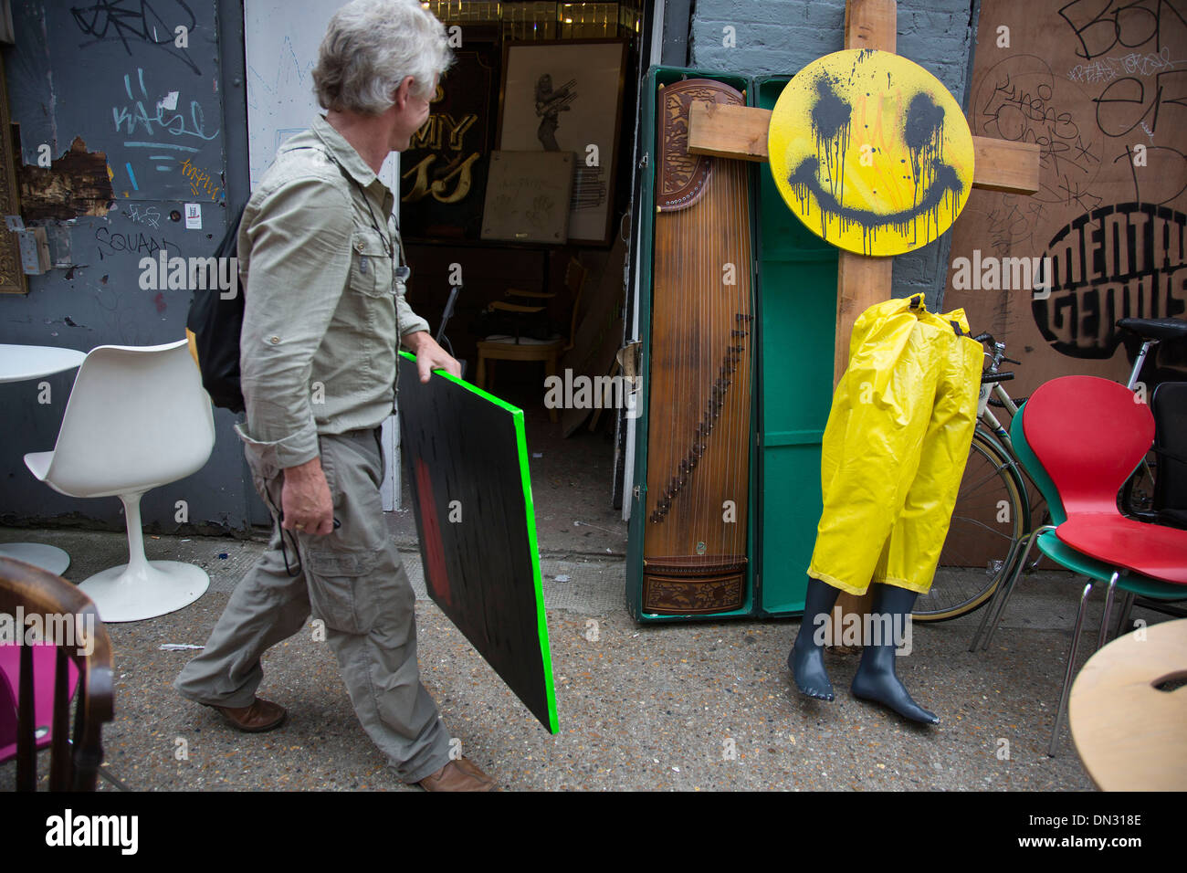 Second Hand Und Junk E Shop In Der Nahe Von Brick Lane In East London Uk Ausserhalb Des Ladens Ist Ein Gelbes Smiley Gesicht Mit Ein Paar Wasserdichte Hosen Abgestimmt Stockfotografie Alamy