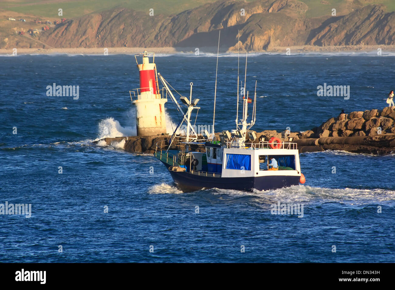 kleines Fischerboot Segeln nahe der Küste in ein blaues Meer Stockfoto
