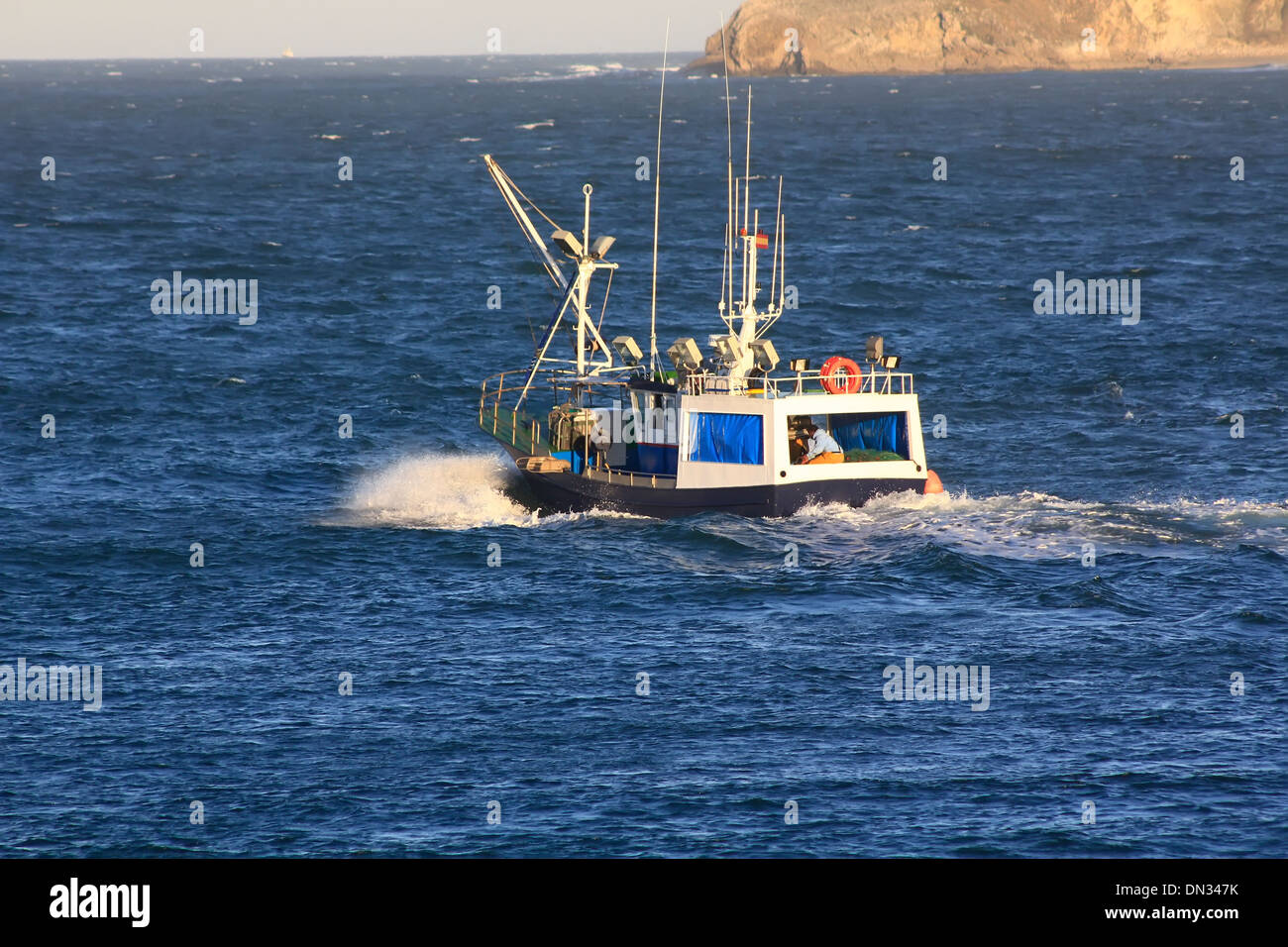 kleines Fischerboot Segeln nahe der Küste in ein blaues Meer Stockfoto