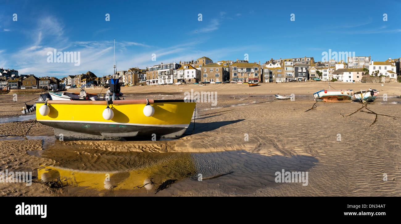Angelboote/Fischerboote am Strand von St Ives in Cornwall Stockfoto