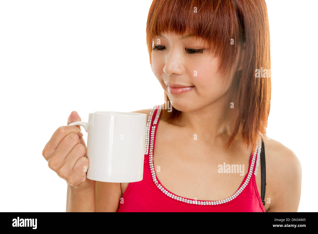 Chinesische Frau im roten Kleid mit Kaffeetasse Stockfoto