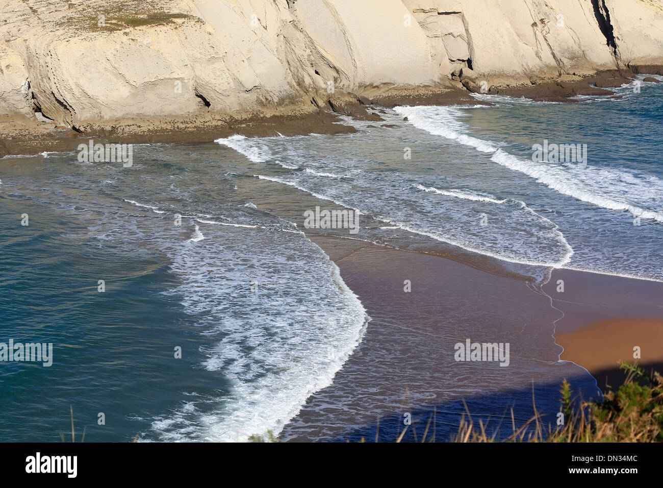 schöner Strand mit Wellen und Meer auf beiden Seiten Stockfoto