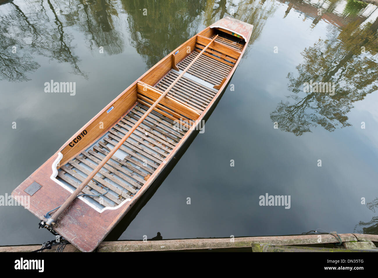 Ein Punt vertäut am Fluss Cam Cambridge UK Stockfoto