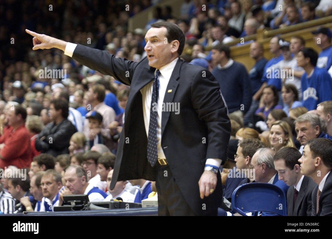 25. November 2006; Durham, NC, USA; Legendäre Duke University Head Coach MIKE KRZYZEWSKI steht Courtside als die Duke University Blue Devils Basketball Mannschaft spielt gegen Davidson College, wie sie bei Cameron Indoor Stadium gespielt. Herzog Niederlagen Davidson 75-47. Obligatorische Credit: Foto von Jason Moore/ZUMA Press. (©) Copyright 2006 von Jason Moore Stockfoto