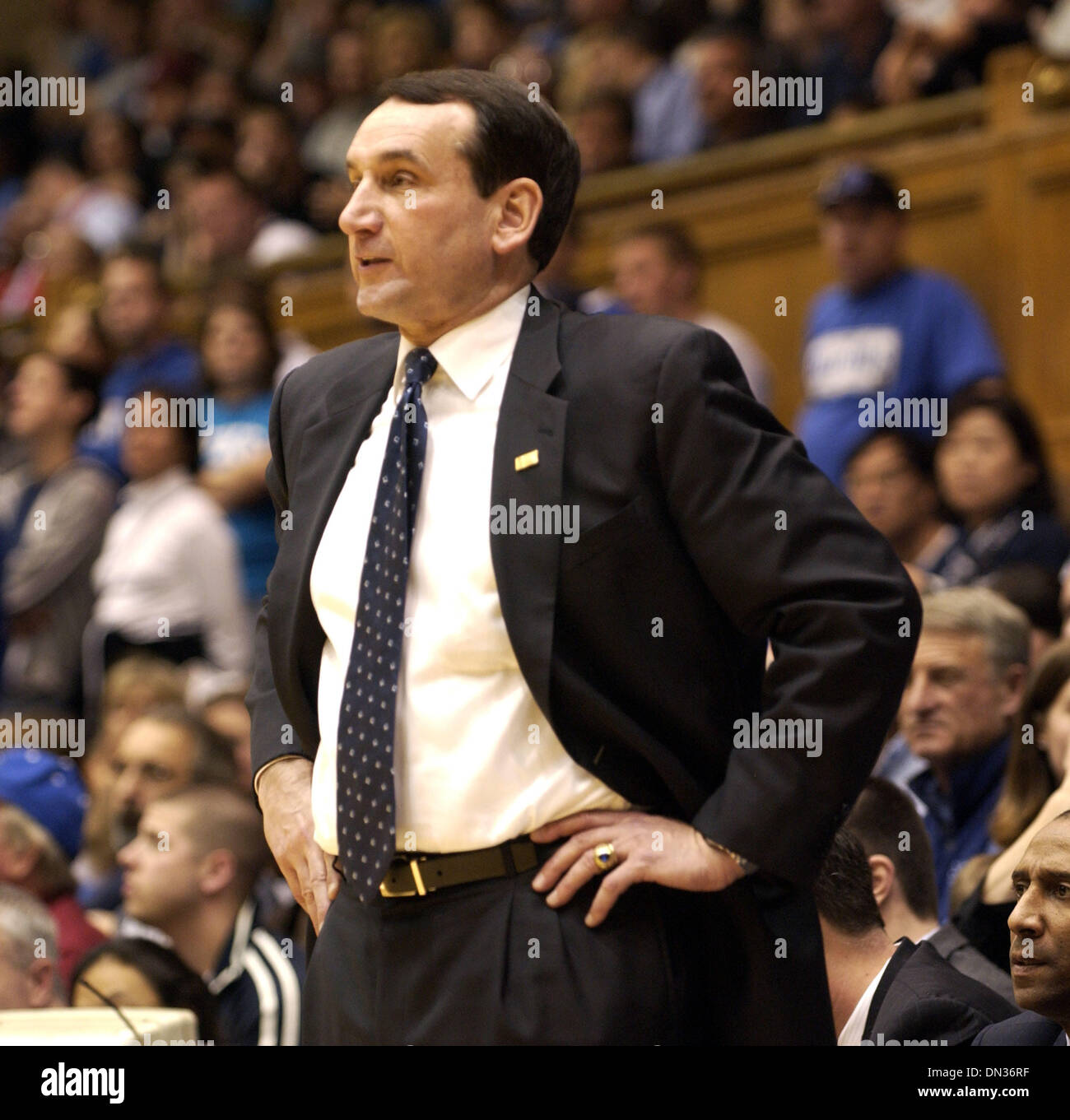 25. November 2006; Durham, NC, USA; Legendäre Duke University Head Coach MIKE KRZYZEWSKI steht Courtside als die Duke University Blue Devils Basketball Mannschaft spielt gegen Davidson College, wie sie bei Cameron Indoor Stadium gespielt. Herzog Niederlagen Davidson 75-47. Obligatorische Credit: Foto von Jason Moore/ZUMA Press. (©) Copyright 2006 von Jason Moore Stockfoto