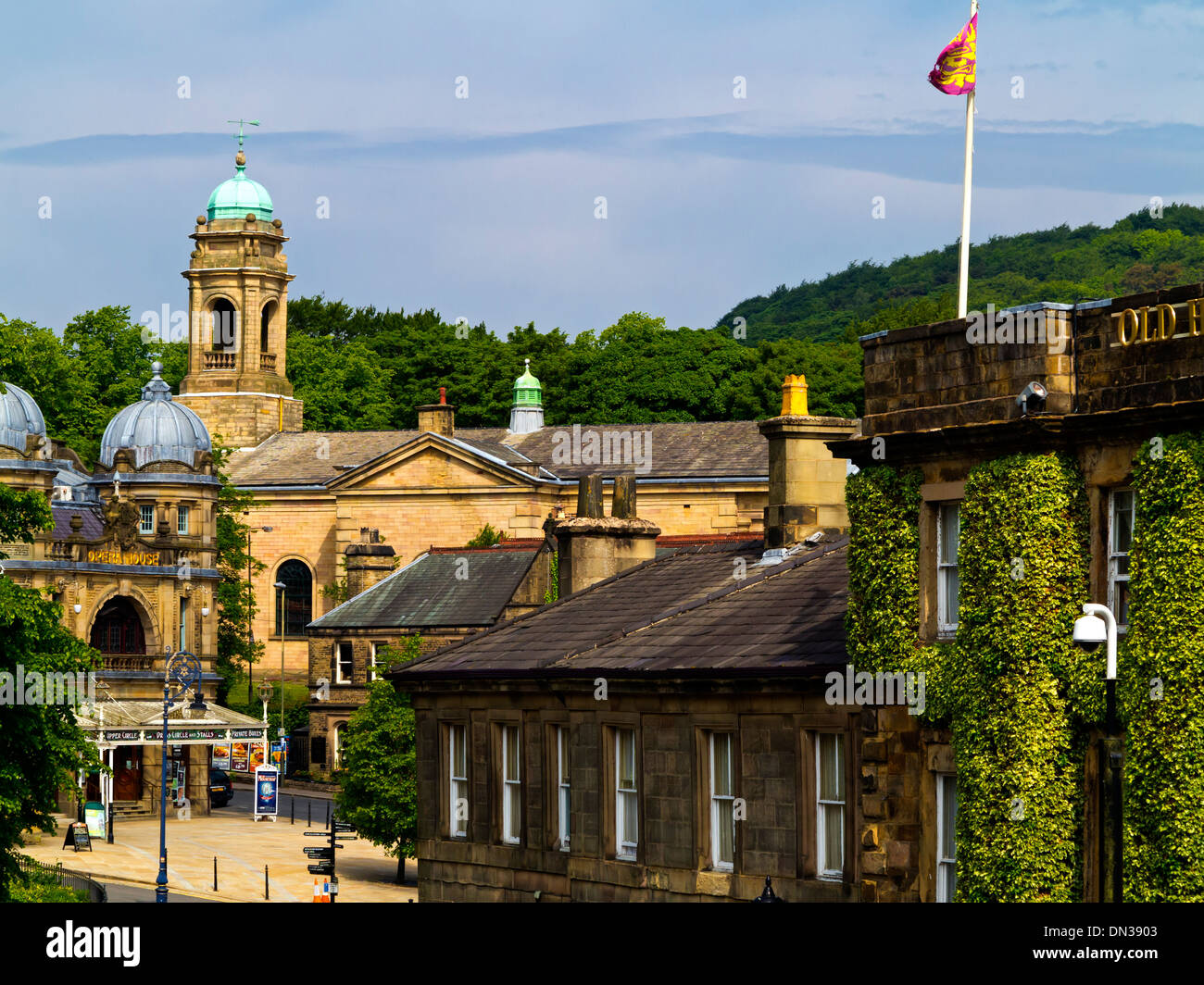 Blick über Buxton Stadtzentrum High Peak District Derbyshire England UK vorbei an der alten Hall Hotel gegenüber dem Opernhaus Stockfoto