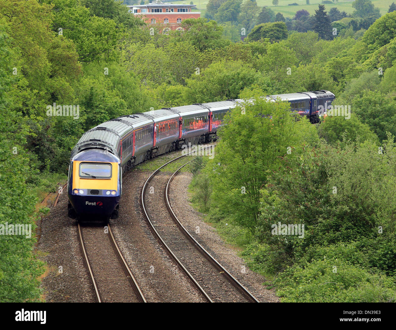 Trainieren Sie auf einem Viadukt am Stadtrand von Stroud, Gloucestershire Stockfoto