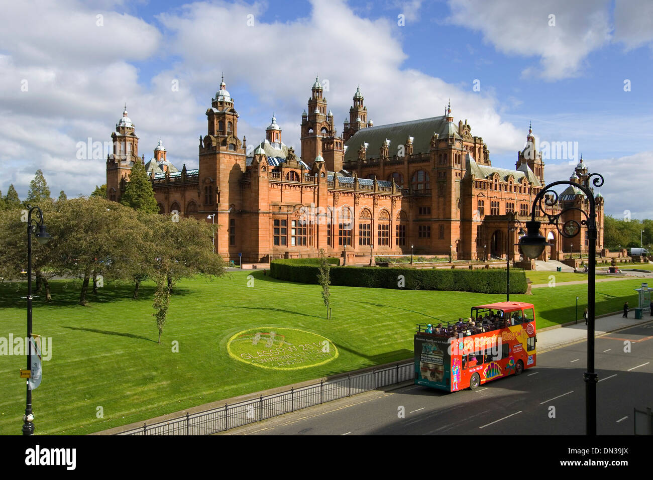 Kelvingrove Kunst Galerie Museum Glasgow mit roten open-Top-Tour-Bus Stockfoto