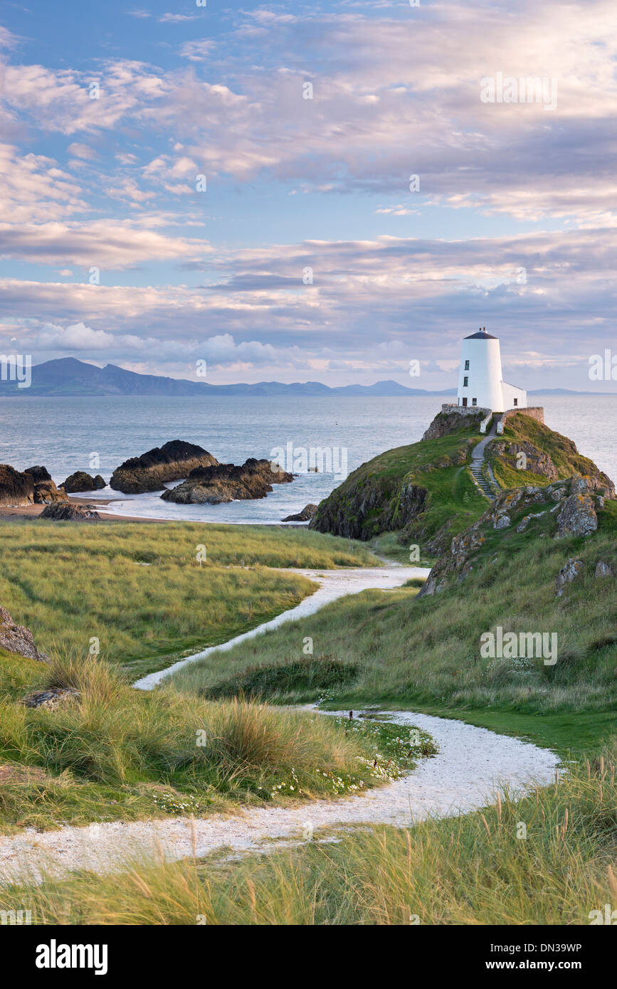 Weg zur Tŵr Mawr Leuchtturm auf Llanddwyn Island, Anglesey, Wales. Herbst (September) 2013. Stockfoto