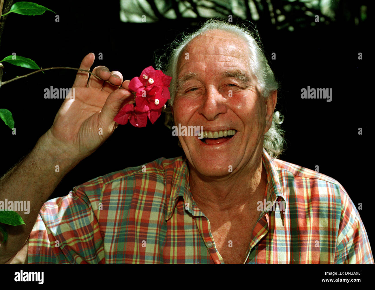 Der große Zug Räuber Ronnie Biggs posiert mit einer Blume in der Hand in seinem Haus in Santa Tereza, Brasilien, 19. August 1997. Großbritanniens große Zug Räuber Ronnie Biggs ist gestorben im Alter von 84 in einem Pflegeheim in London, berichtete die Nachrichtenagentur Press Association am 18. Dezember, zitierte Quellen. Biggs gewann Allbekanntheit für seine Rolle in hält einen königlichen Postzug in 1963, bevor Sie schließlich auf der Flucht nach Rio De Janeiro und er 35 Jahre auf der Flucht. Stockfoto