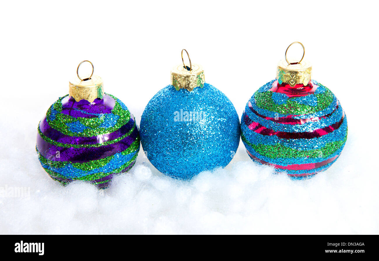 Bunte Glitzer Weihnachtskugeln auf weißem Hintergrund Stockfoto