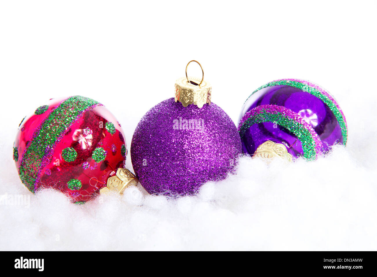 Bunte Glitzer Weihnachtskugeln auf weißem Hintergrund Stockfoto