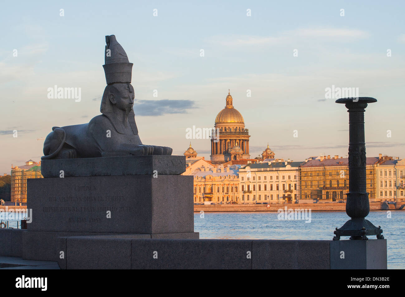 Russland, St. Petersburg, Sphinx University Embankment und Abend Blick auf die englischen Böschung und St Isaacs Kathedrale Stockfoto