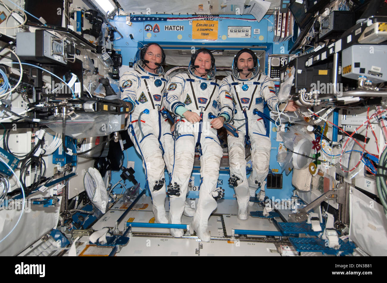 Expedition 34 Besatzungsmitglieder an Bord internationale Raumstation Sokol entspricht US-Labor Destiny NASA Astronaut Kosmonaut Stockfoto