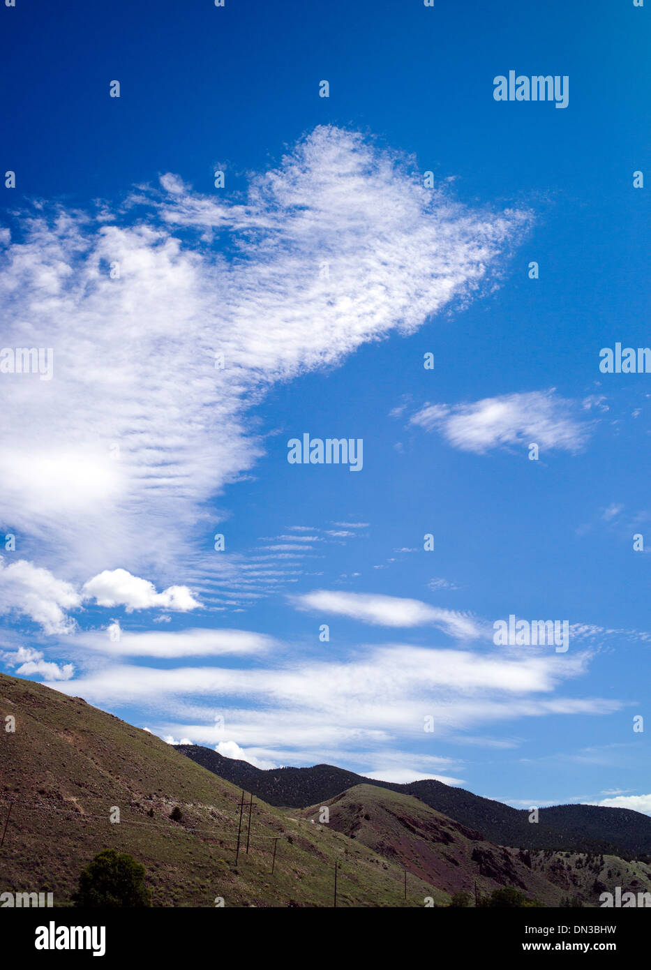 Blauer Himmel mit Wolkenfetzen über Salida, Colorado, USA Stockfoto
