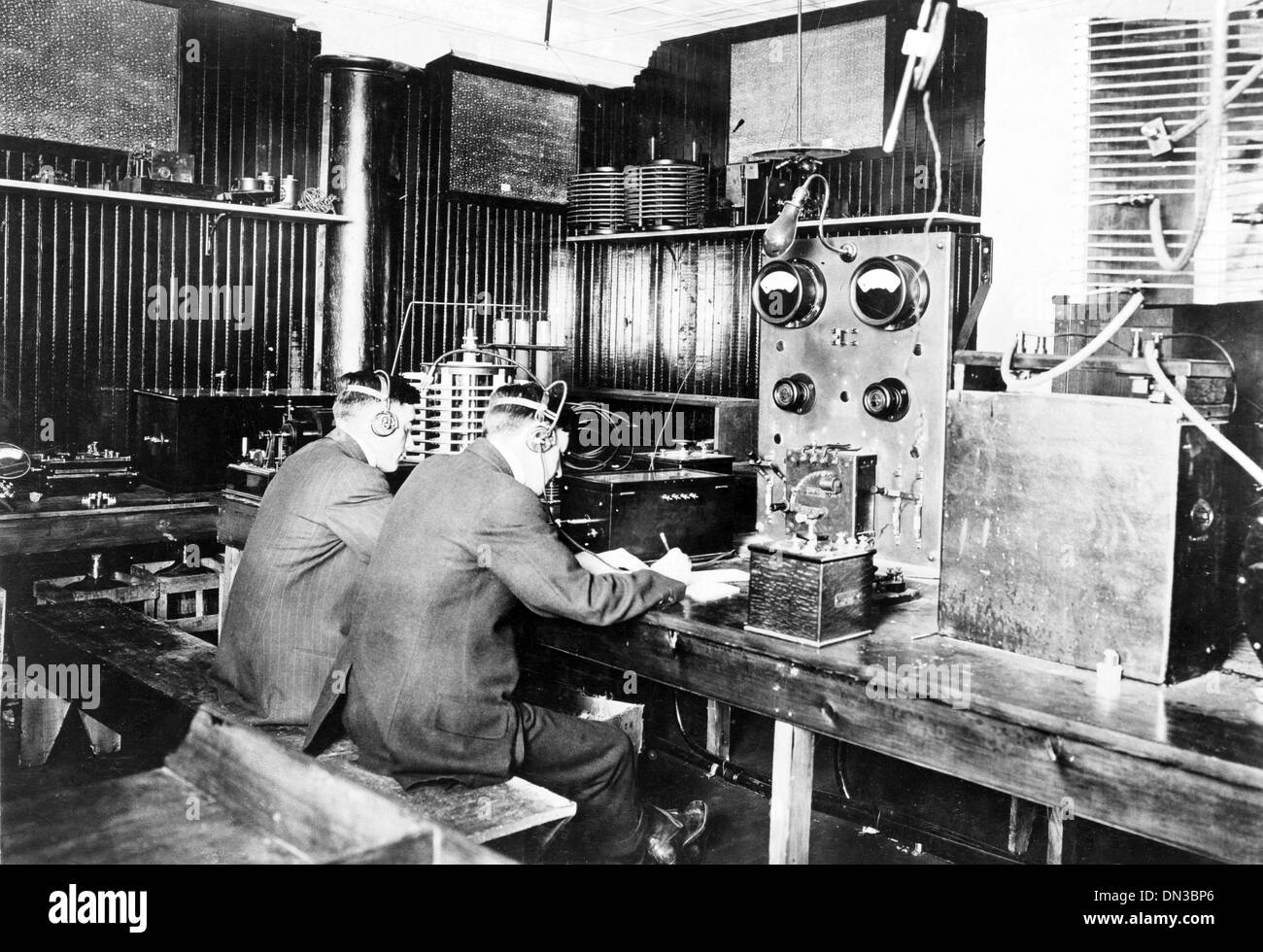 Marconi Wireless-Schule, New York. Kopieren von Nachrichten übertragen von Schiffen am Meer c1912 Operatoren Stockfoto