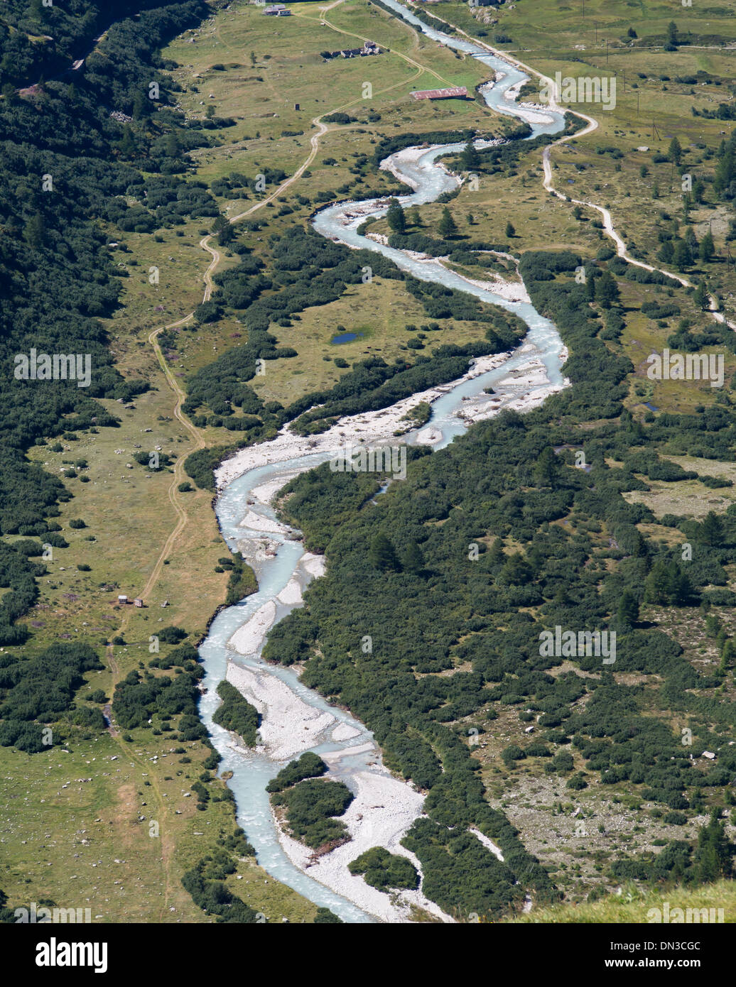 Areal Blick auf einen Fluss mit undurchsichtigen Gletscherwasser und Fußweg auf einem grünen Talebene in der Nähe von Gletsch in Schweizer Alpen Stockfoto