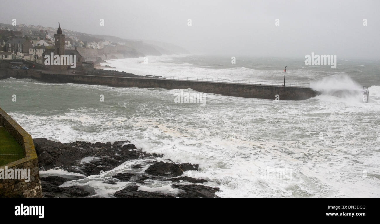 Stürmischer Seegang am Hafendamm, Cornwall.  Bob Sharples/Alamy Stockfoto